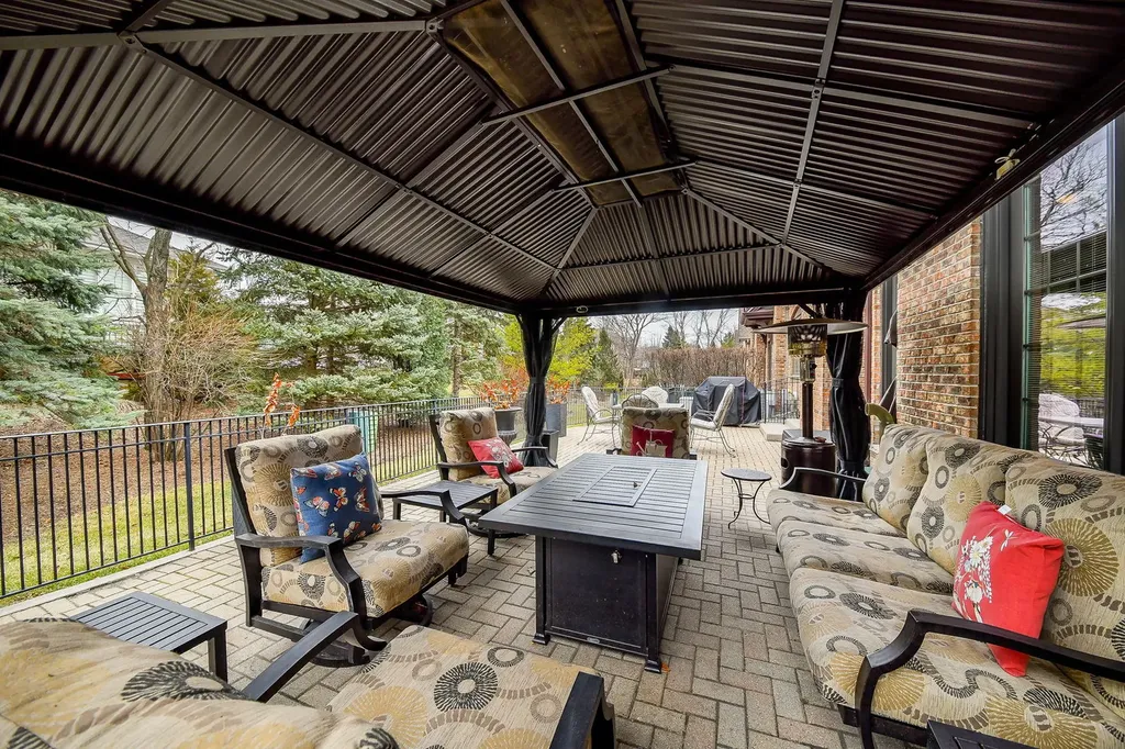 2009 Mackenzie Place Wheaton IL 60187