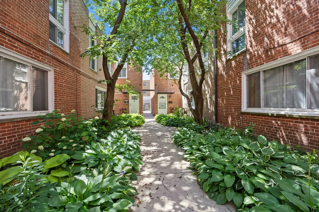 1615 West Greenleaf Avenue Chicago IL 60626
