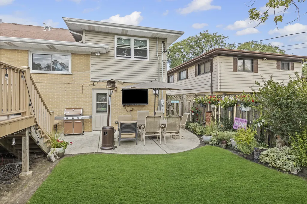 130 South Elm Tree Lane Elmhurst IL 60126