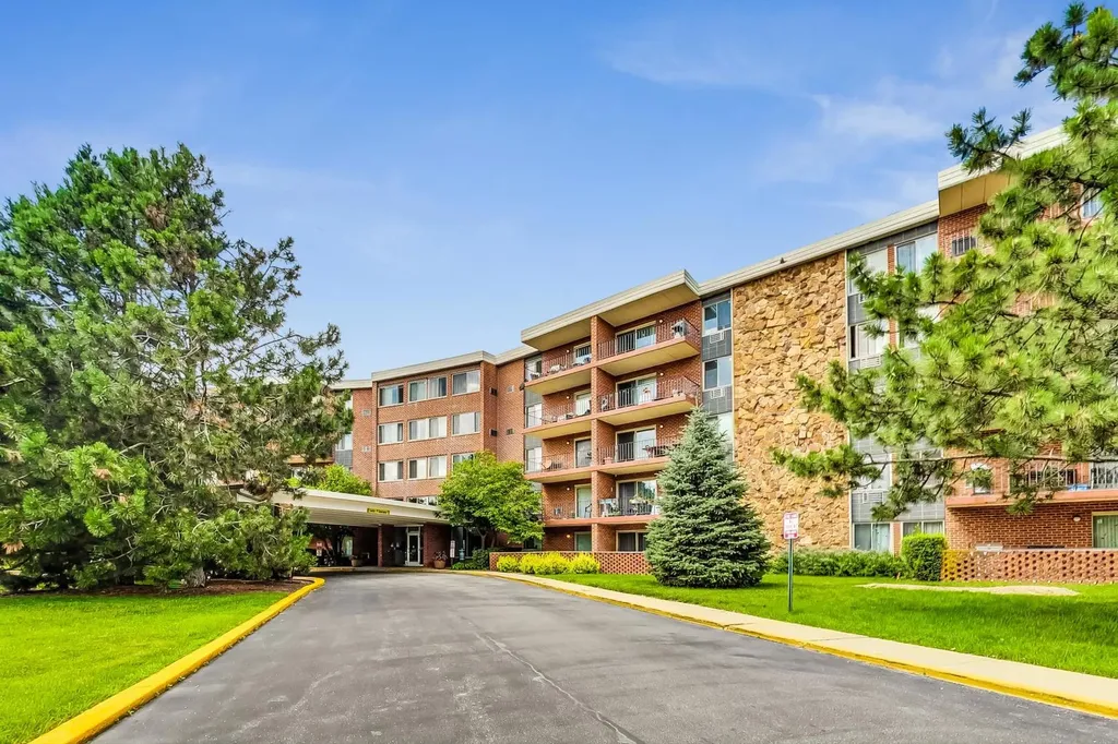 16 East Old Willow Road Prospect Heights IL 60070
