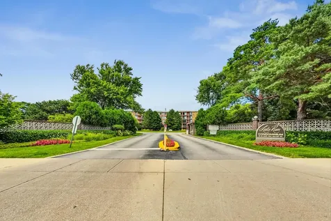16 East Old Willow Road Prospect Heights IL 60070