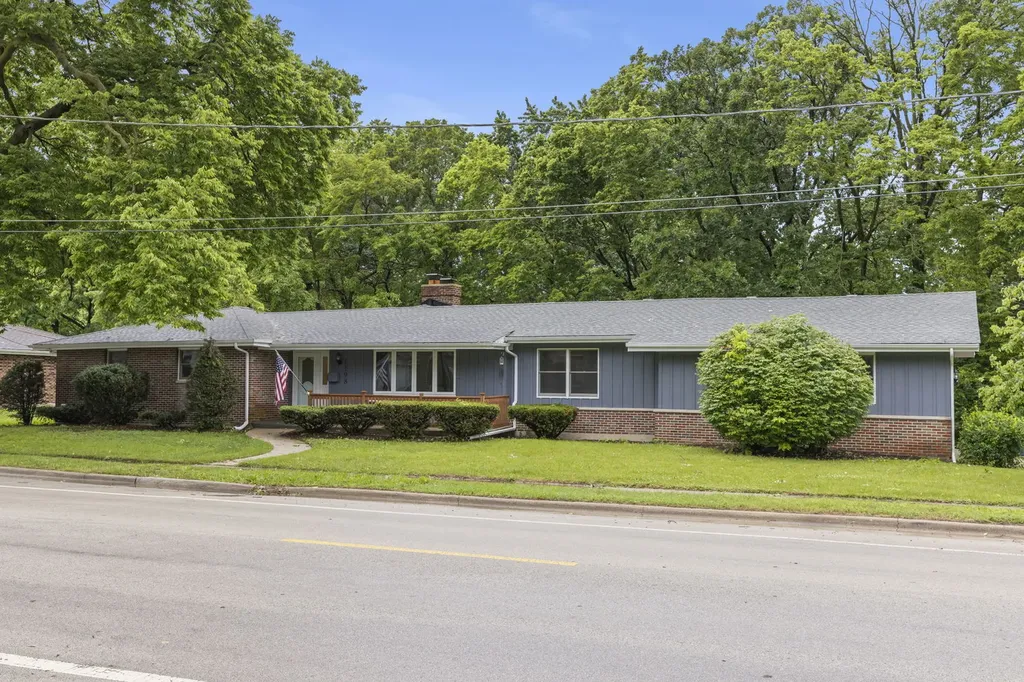 1198 Lisbon Street Morris IL 60450