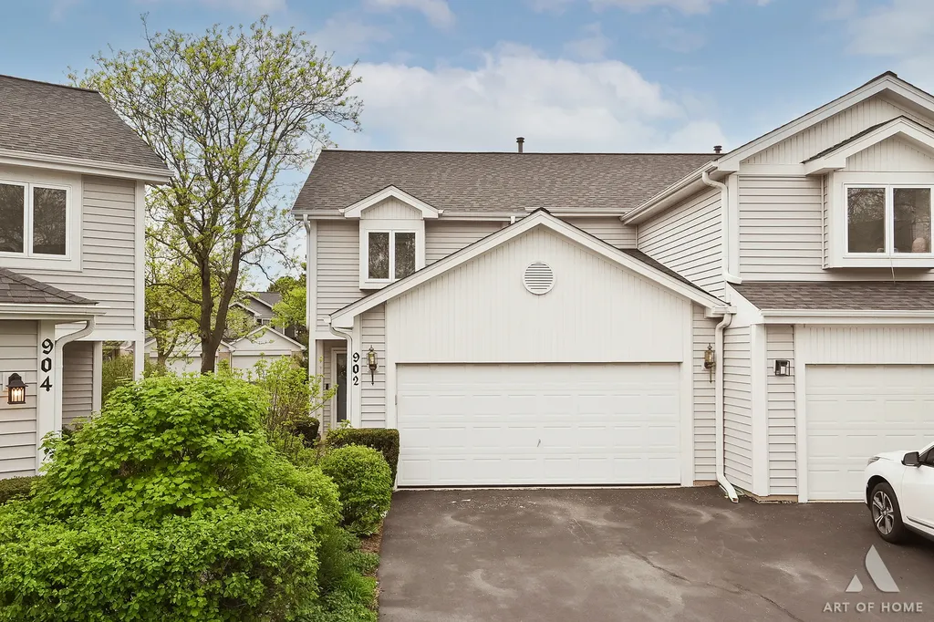 902 Ashley Court Westmont IL 60559
