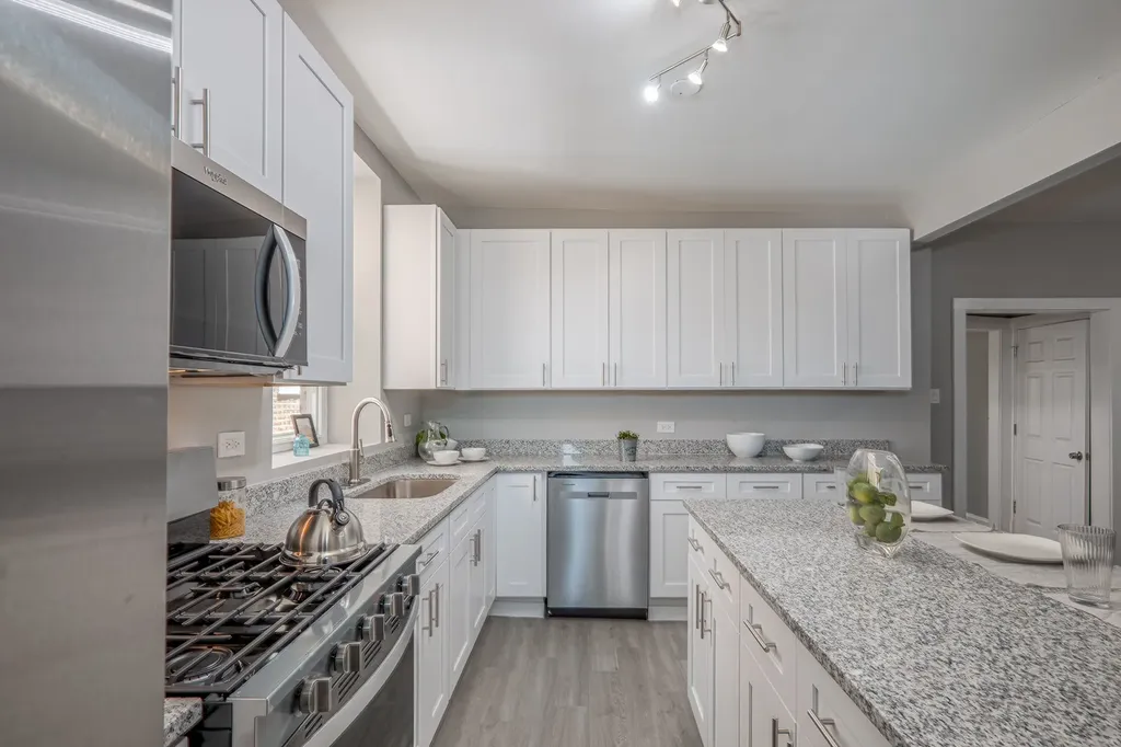 7952 South Elizabeth Street Chicago IL 60620