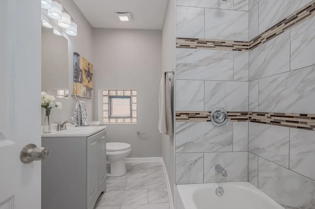 7952 South Elizabeth Street Chicago IL 60620