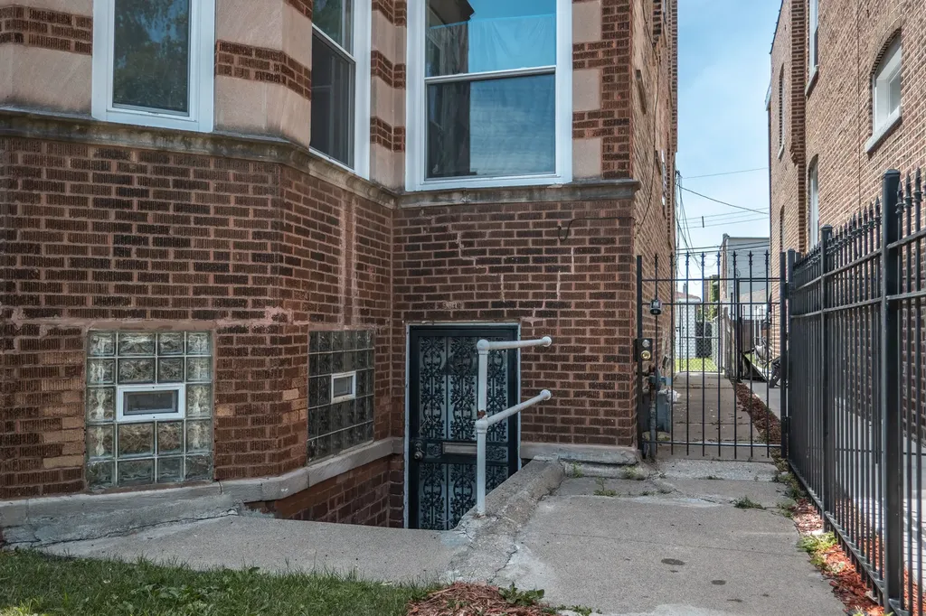 7952 South Elizabeth Street Chicago IL 60620