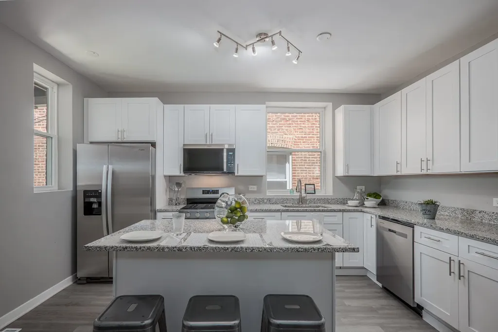 7952 South Elizabeth Street Chicago IL 60620
