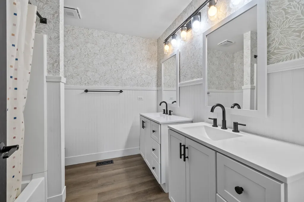 2462 Green Valley Court Aurora IL 60503