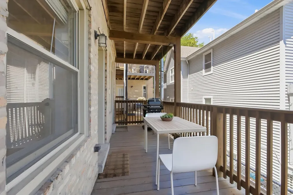 2152 West Ainslie Street Chicago IL 60625