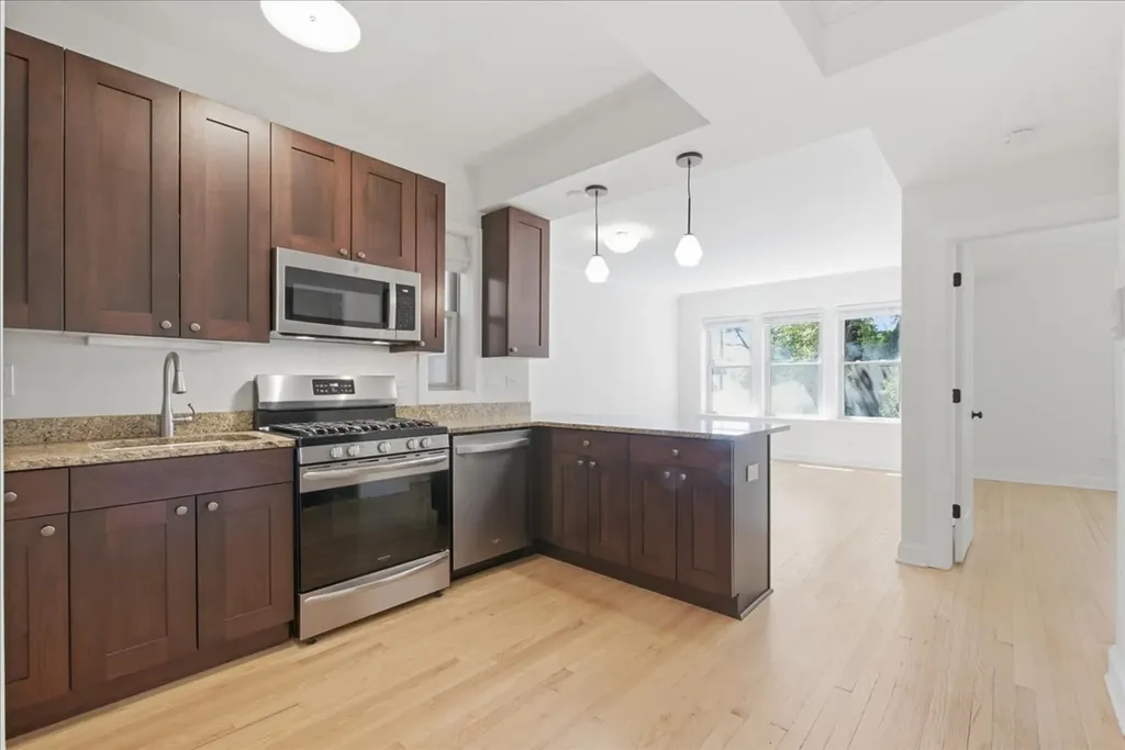 2152 West Ainslie Street Chicago IL 60625