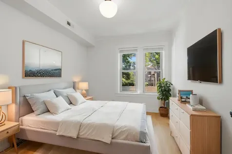 2152 West Ainslie Street Chicago IL 60625