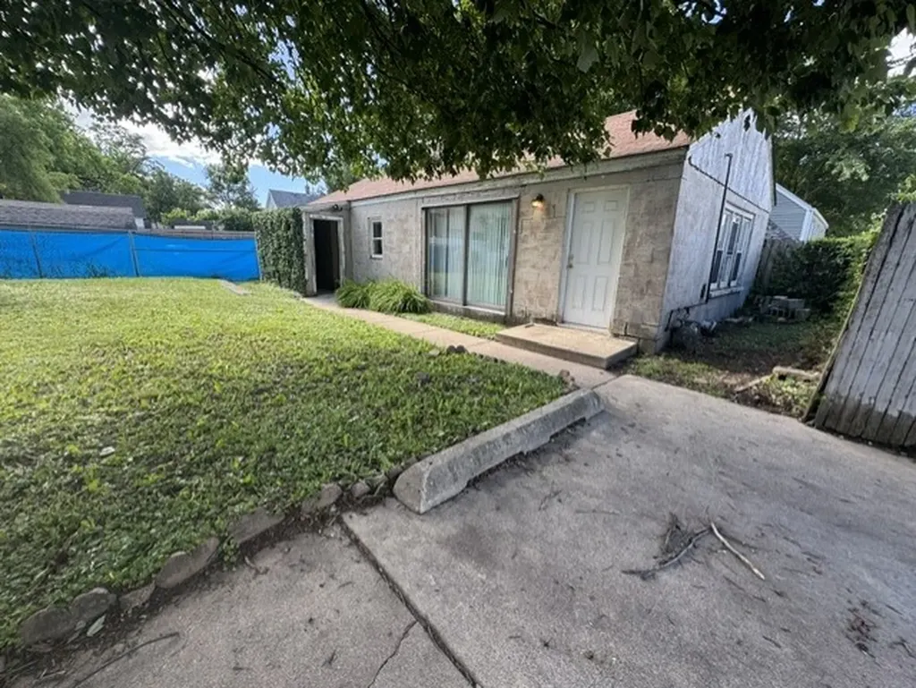 937 Montgomery Avenue Aurora IL 60506