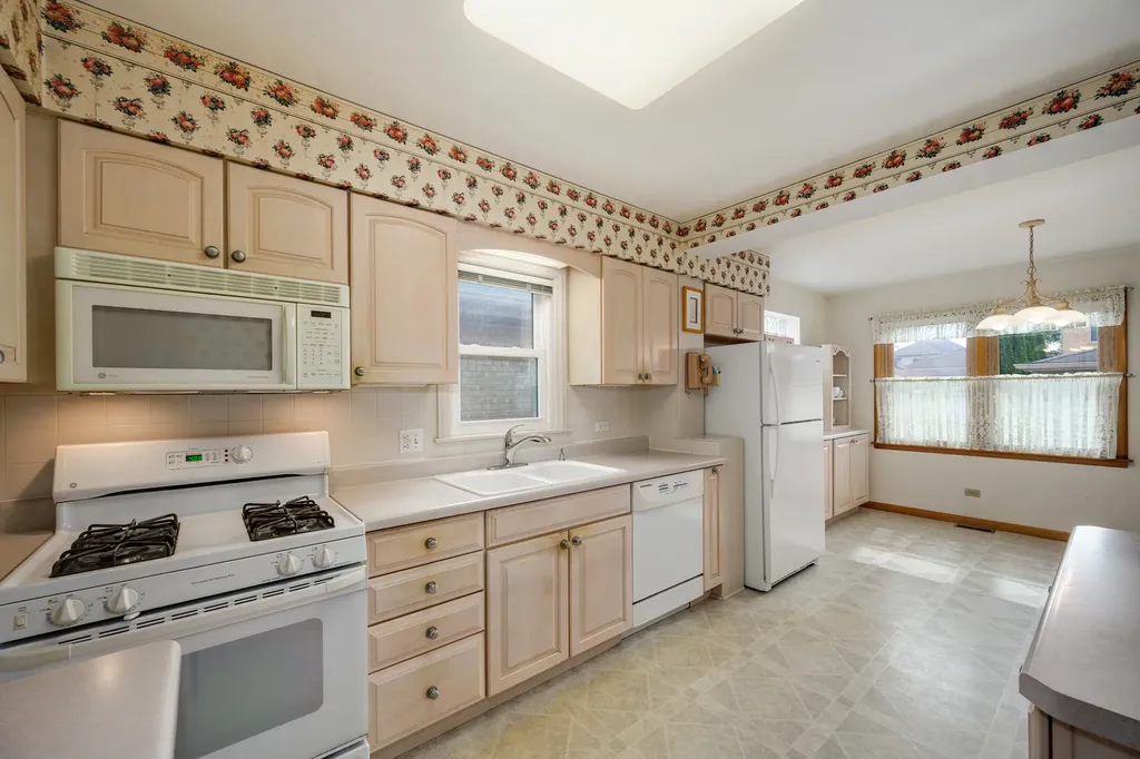 6214 North Karlov Avenue Chicago IL 60646