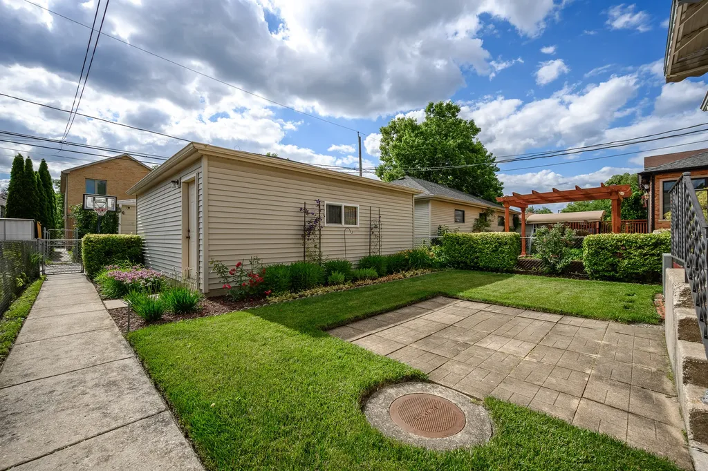 6214 North Karlov Avenue Chicago IL 60646