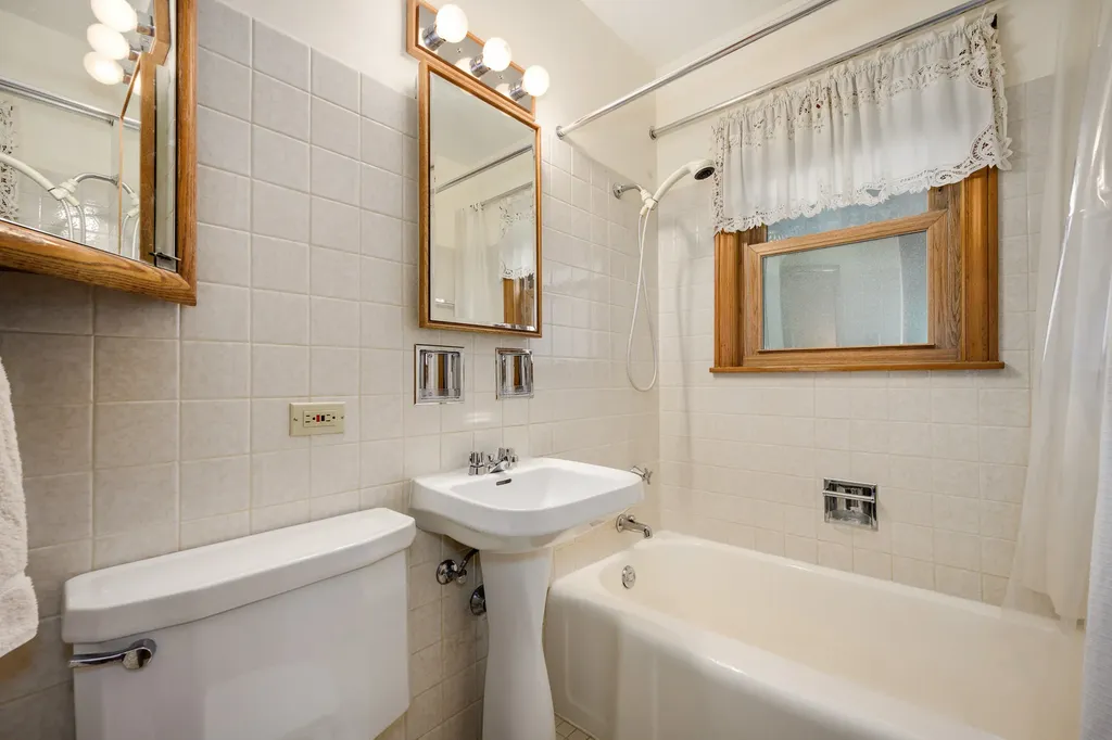 6214 North Karlov Avenue Chicago IL 60646