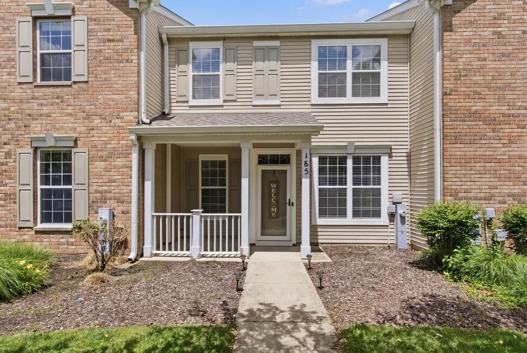185 Springbrook Trail S Oswego IL 60543