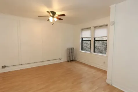 4735 North Beacon Street Chicago IL 60640