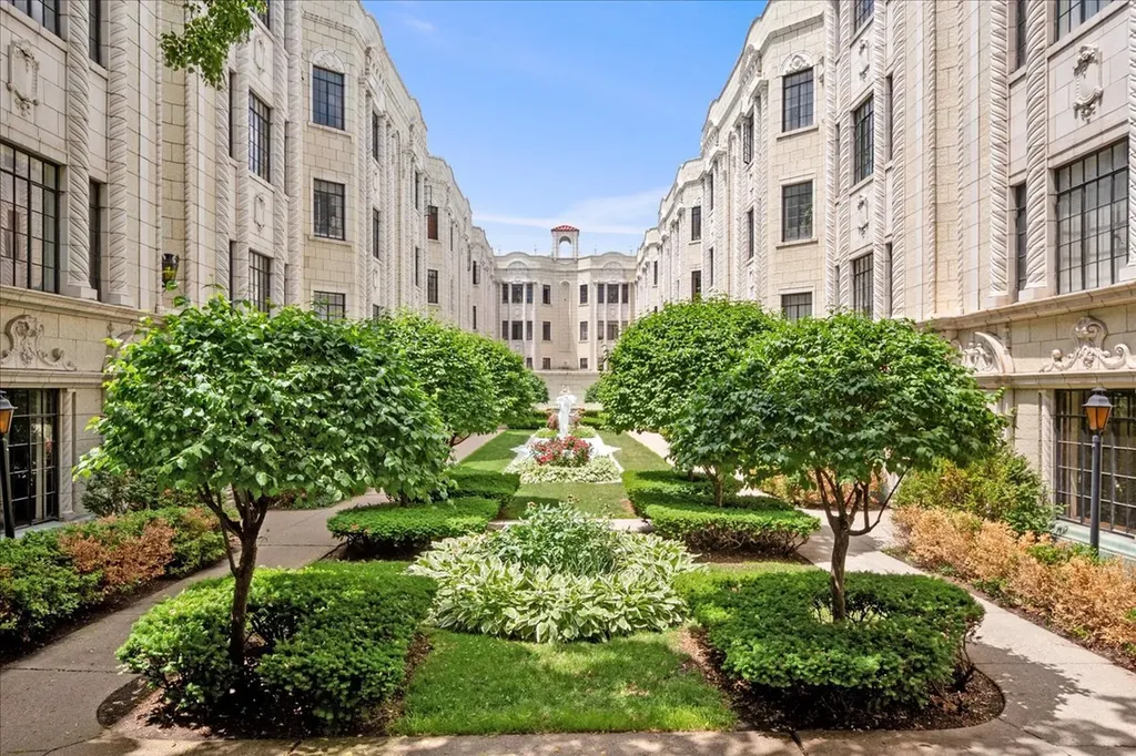 7348 North Ridge Boulevard Chicago IL 60645