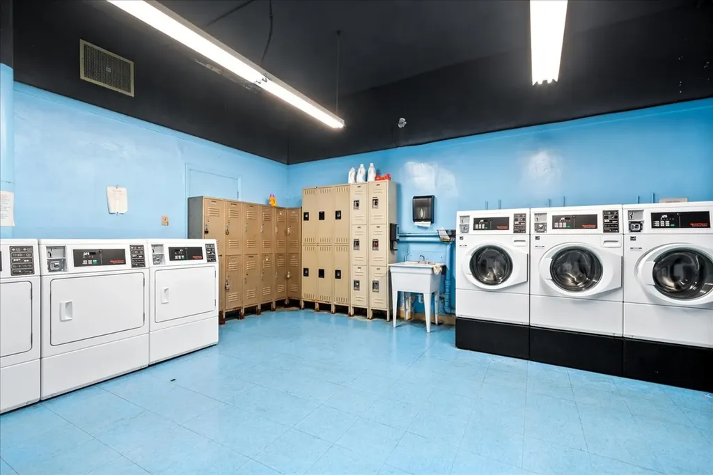 7348 North Ridge Boulevard Chicago IL 60645