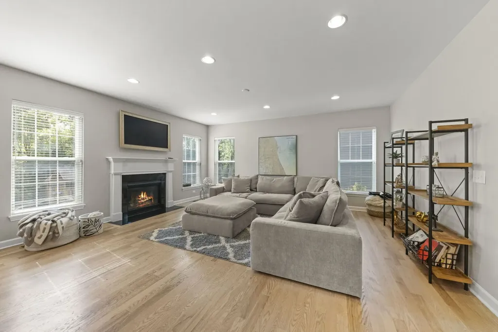 1240 West Thomas Road Wheaton IL 60187