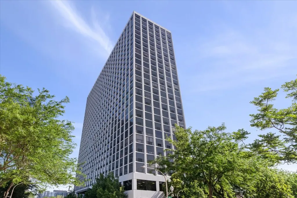 4343 North Clarendon Avenue Chicago IL 60613