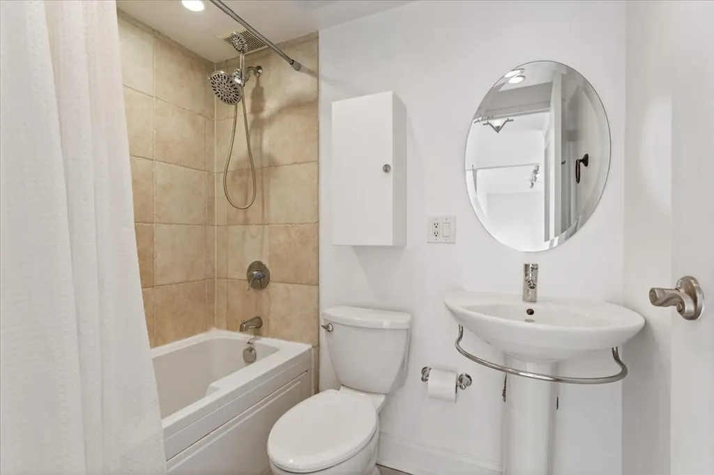 4343 North Clarendon Avenue Chicago IL 60613