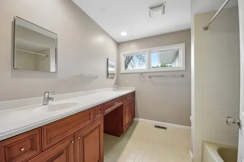 1152 Terre Drive Libertyville IL 60048
