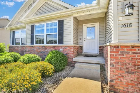 1618 Hunters Ridge Court Mahomet IL 61853