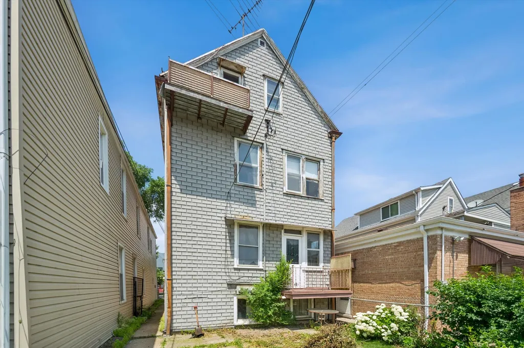 3039 North Gresham Avenue Chicago IL 60618