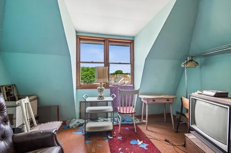 3039 North Gresham Avenue Chicago IL 60618