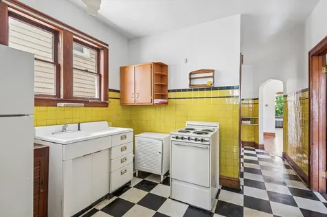 3039 North Gresham Avenue Chicago IL 60618