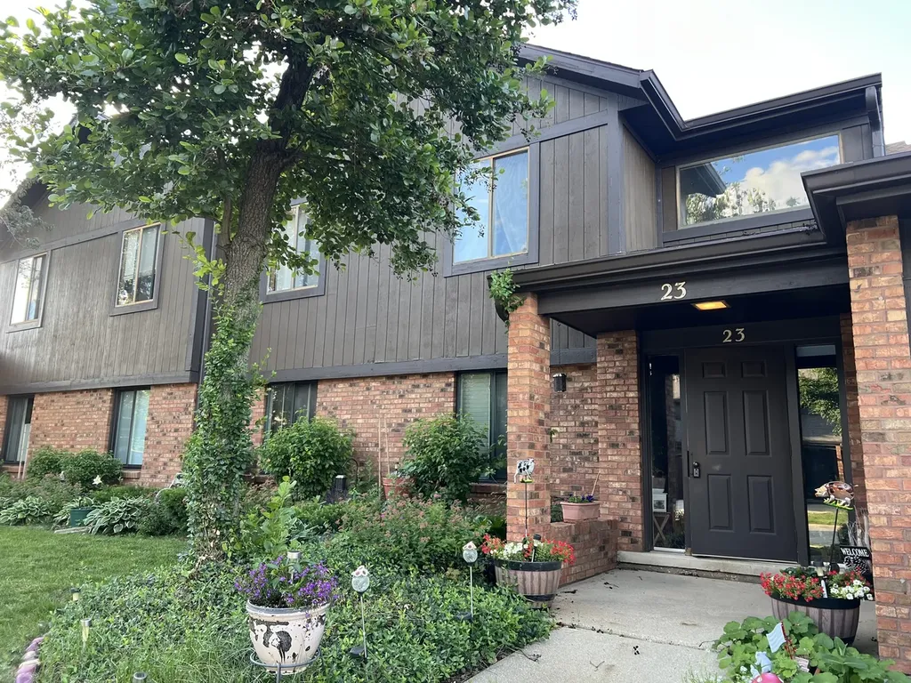 23 Creekside Circle Elgin IL 60123