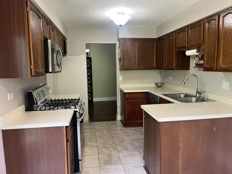 23 Creekside Circle Elgin IL 60123