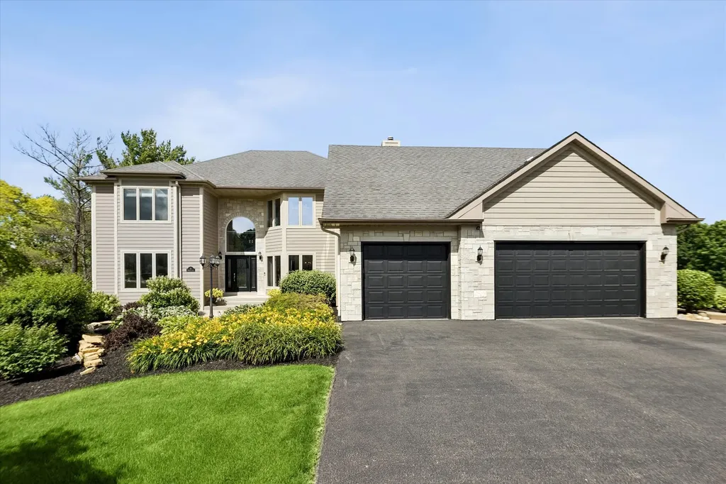 10 Bordeaux Court Oakwood Hills IL 60013