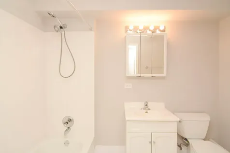 5736 North Winthrop Avenue Chicago IL 60660