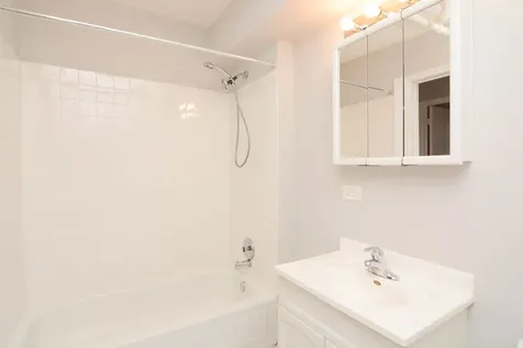 5736 North Winthrop Avenue Chicago IL 60660