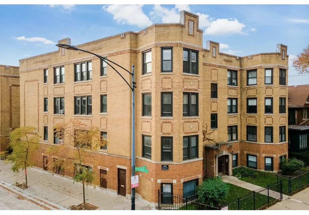 4226 North Clark Avenue Chicago IL 60613
