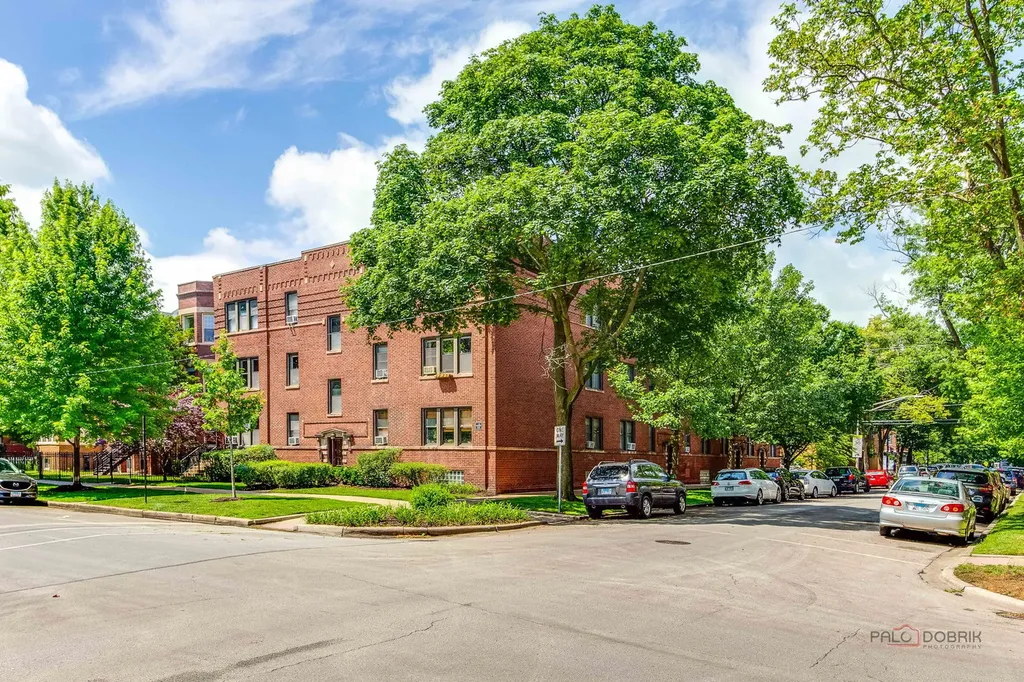 1949 West Argyle Street Chicago IL 60640