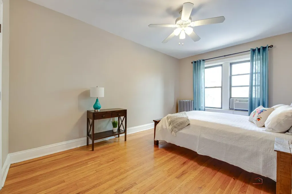1949 West Argyle Street Chicago IL 60640