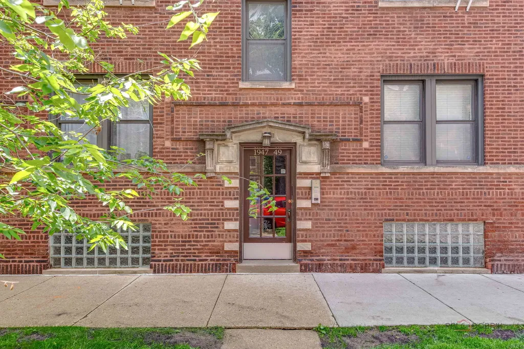 1949 West Argyle Street Chicago IL 60640