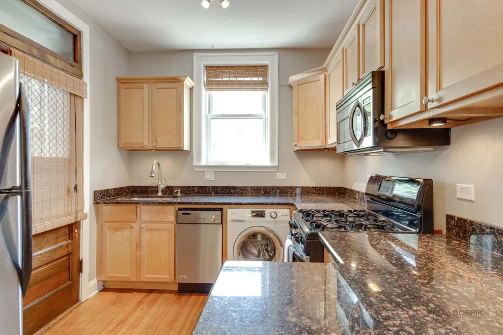 1949 West Argyle Street Chicago IL 60640