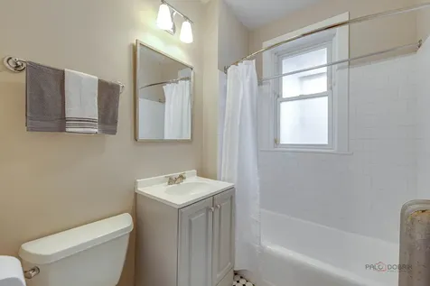 1949 West Argyle Street Chicago IL 60640