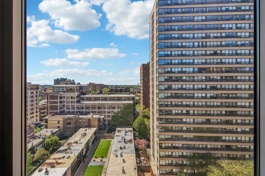 2909 North Sheridan Road Chicago IL 60657