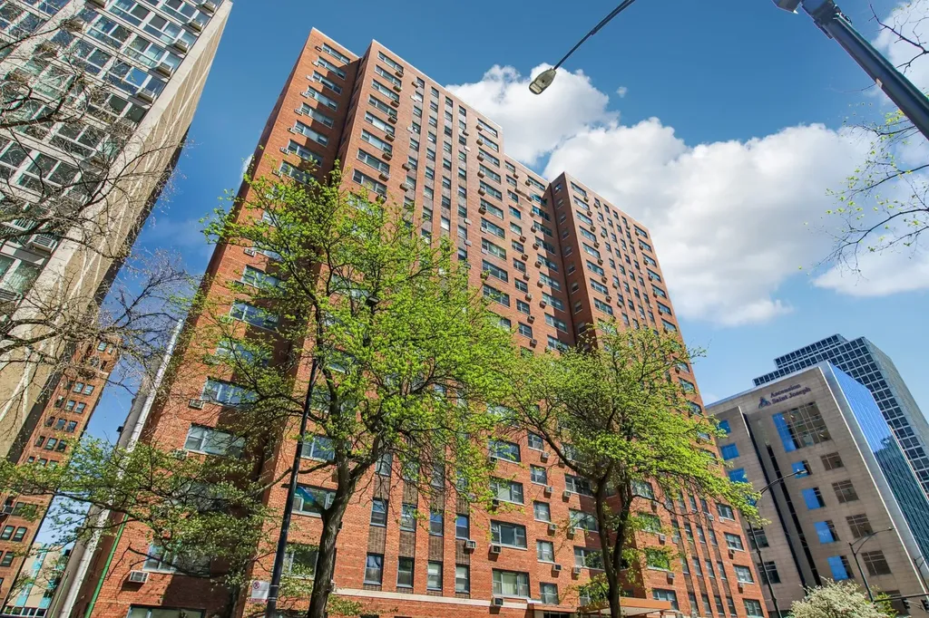 2909 North Sheridan Road Chicago IL 60657