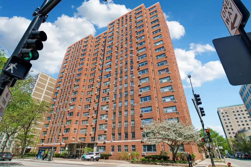 2909 North Sheridan Road Chicago IL 60657