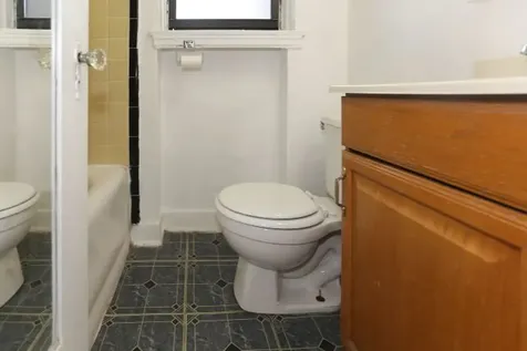 4735 North Beacon Street Chicago IL 60640