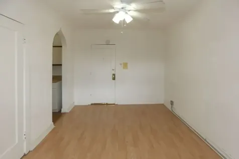 4735 North Beacon Street Chicago IL 60640