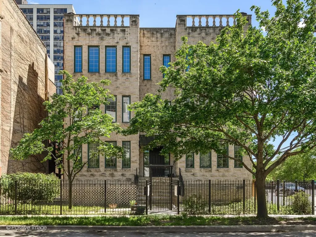 825 West Eastwood Avenue Chicago IL 60640