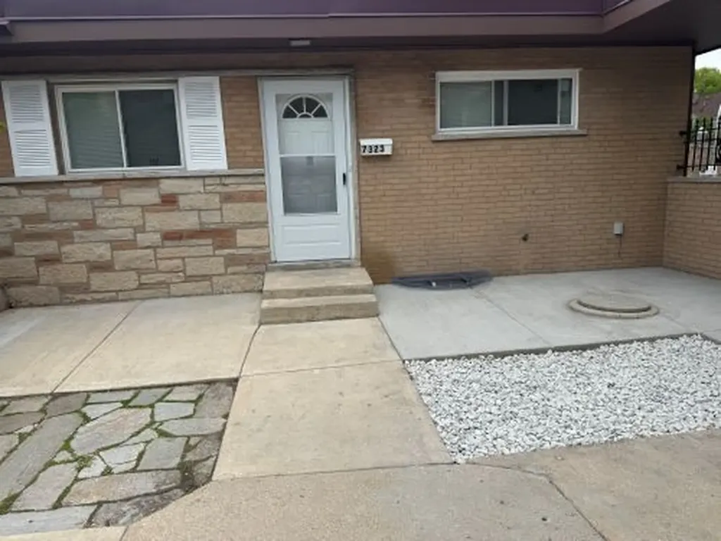 7323 North Damen Avenue Chicago IL 60645