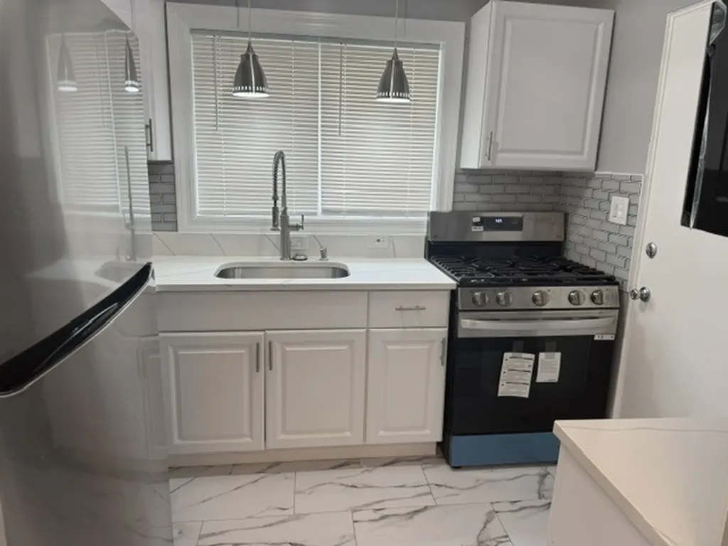 7323 North Damen Avenue Chicago IL 60645